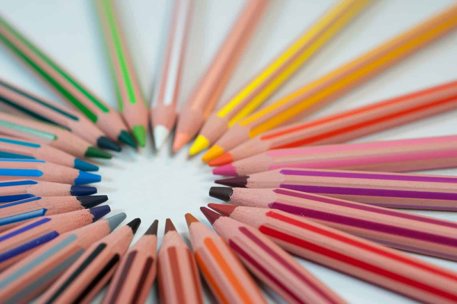 Buntstifte im Kreis wie eine Sonne aufgelegt.